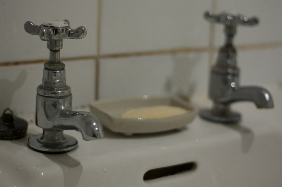 British Two Tap Sink Ajnajna Blipfoto