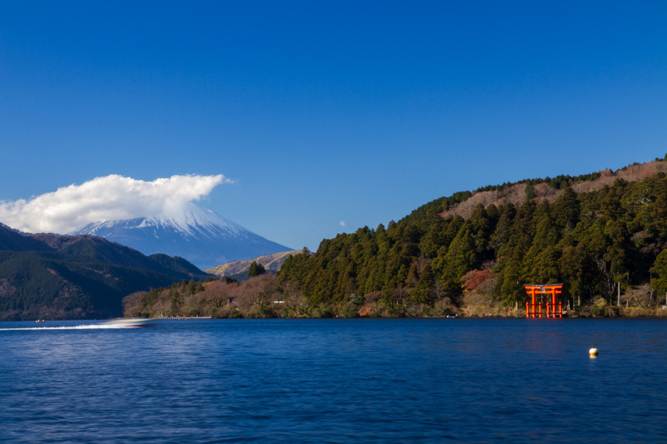 Mt. Fuji and Lake Ashi on a late autumn Sunday abasu Blipfoto