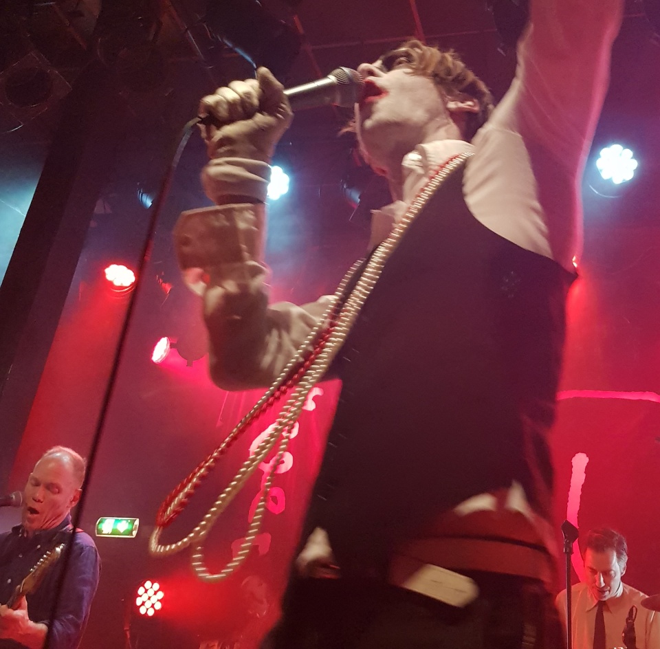 "Necklace" (visual definition) ljososke Blipfoto