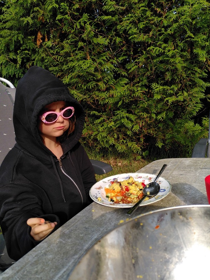 Trying to eat while avoiding paparazzi dr Blipfoto