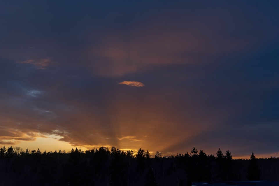 sun-rays-before-darkness-ingunninoslo-blipfoto
